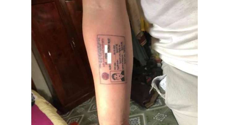 ہمیشہ شناختی کارڈ بھول جانے والے نوجوان   نے اپنے  بازؤں  پر اس کا ٹیٹو بنوا لیا
