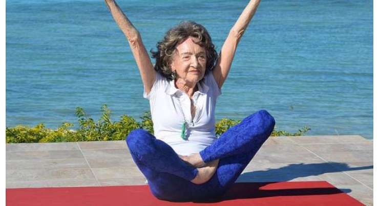 ملیے 100 سالہ یوگا انسٹرکٹر سے۔ جن کا مستقبل میں بھی یوگا چھوڑنے کا ارادہ نہیں