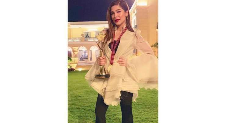 مہوش کے بعد عائشہ عمر’’ تمغہ فخرِ پاکستان‘‘ ملنے پرتنقید کا نشانہ بن گئیں
