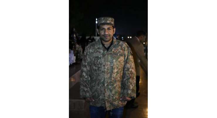 یوم پاکستان پر سرفراز احمد کا نرالہ انداز، پاک فوجی کی وردی زیب تن کرلی