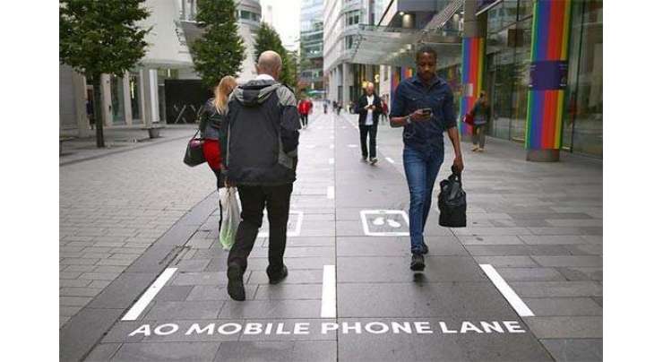 پیدل چلتے موبائل فون استعمال کرنیوالوں کیلئے الگ سڑک