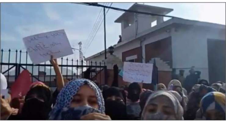 صوابی کی ویمن یونیورسٹی کی انتظامیہ نے احتجاج کرنے پر طالبات کے حجاب اتار دیے