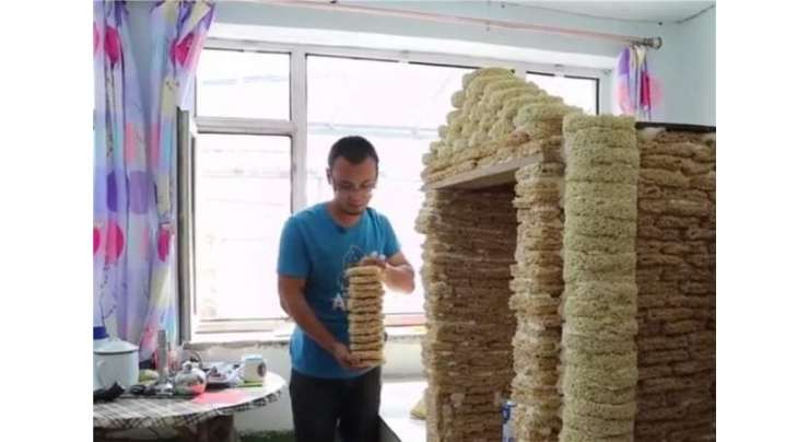 چینی شخص نے انسٹنٹ نوڈلز کے 2 ہزار پیکٹوں سے  بچوں کے لیے  کھیلنے کا گھر بنا لیا