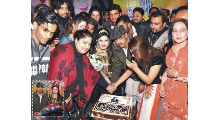 اداکارہ غزل شاہ نے اپنی سالگرہ کا کیک الفلاح تھیٹر میں کاٹا