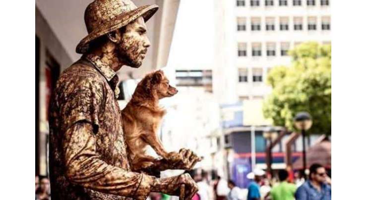 دلکش کتا اپنے مالک کے ساتھ ہر روز گلیوں میں زندہ مجسمہ بنتا ہے