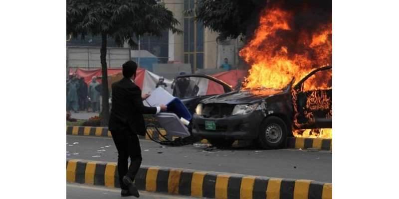 پی آئی سی پر حملہ‘پنجاب حکومت کا تباہ شدہ گاڑیوں کے نقصان کا ازالہ ..