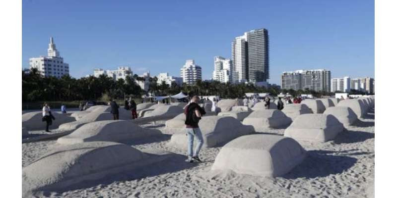 فنکار نے فلوریڈا کے ساحل پر ریت کی  حقیقی سائز کی کاروں سے ٹریفک جام ..