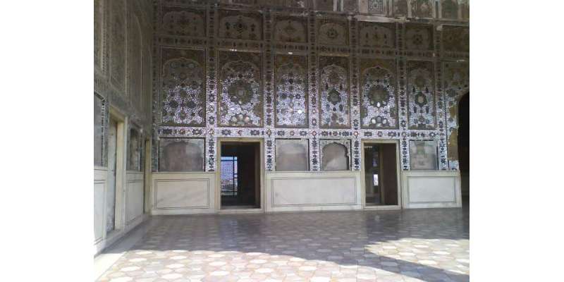 تاریخی شاہی قلعہ میں واقعہ شیش محل کی سیاحت کے لئے سیاحوں پر 100 روپے ..