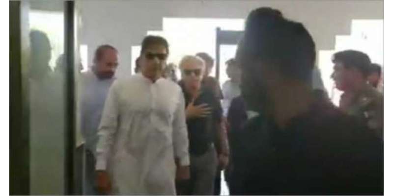 وزیراعظم عمران خان بغیر پروٹوکول سرگودھا کے ڈی ایچ کیو اسپتال پہنچ ..