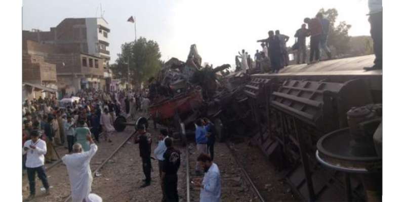 حیدرآباد سٹیشن پر جناح ایکسپریس کی مال گاڑی سے ٹکر سے  تین افراد موقع ..
