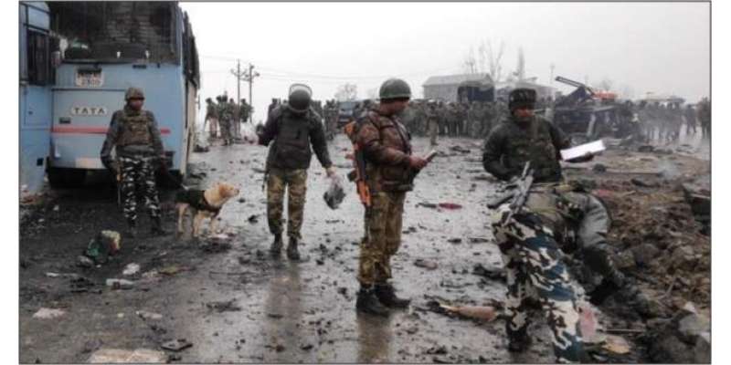 پلوامہ میں بھارتی فوج کی گاڑی پر بم حملہ