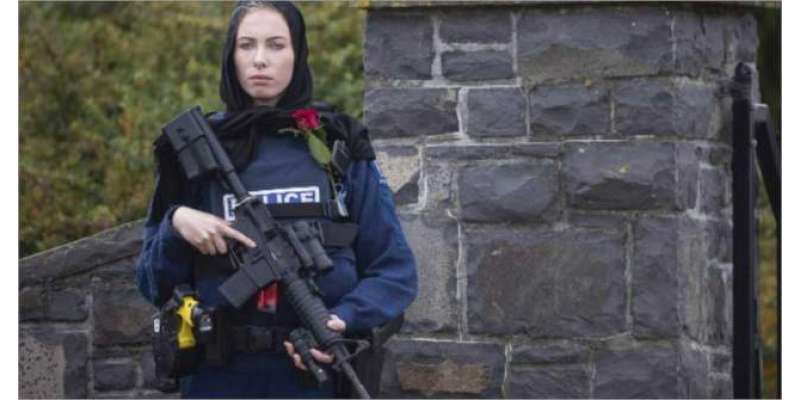کرائسٹ چرچ نیوزی لینڈ میں حجاب اوڑھے خاتون پولیس اہلکار کی تصویر وائرل