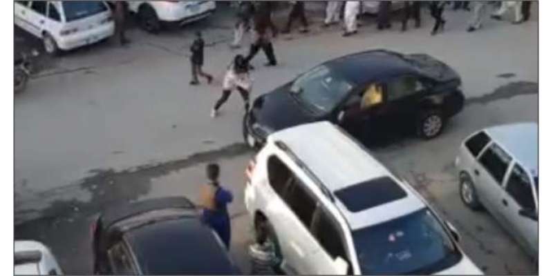 اسلام آباد میں بیوی نے اپنے ہی شوہر کی گاڑی پر حملہ کردیا
