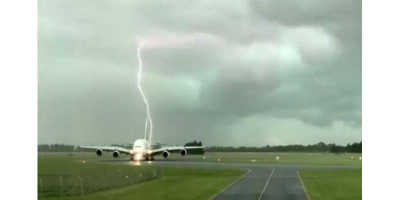 ایمرٹس ائیرلائن کے طیارے کے قریب آسمانی بجلی گر پڑی