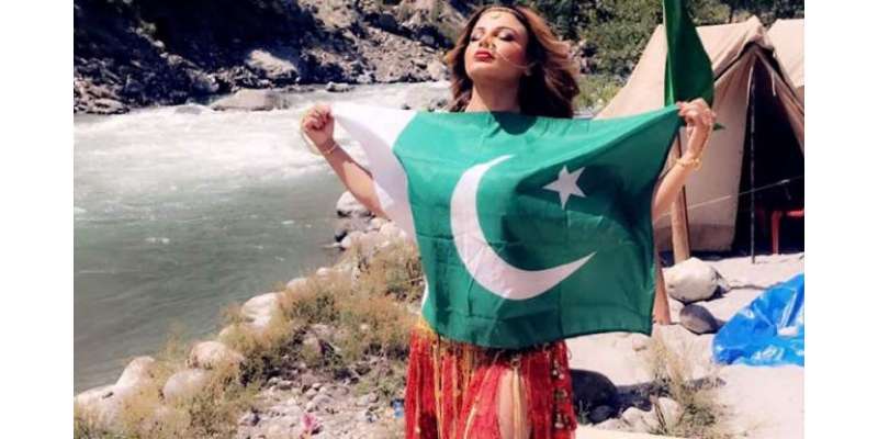 پاکستانی پرچم تھامے راکھی ساونت کی تصاویر نے نیا تنازعہ کھڑا کردیا