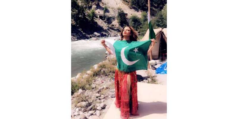 بھارتی اداکارہ راکھی ساونت کی پاکستانی پرچم کے ساتھ تصویر وائرل