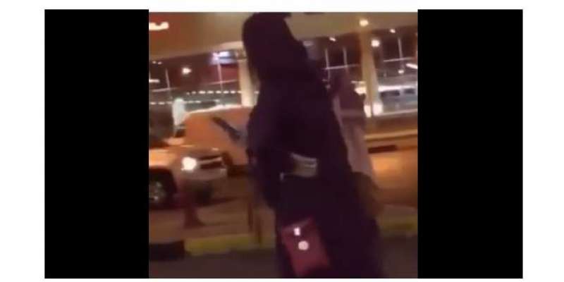 سعودی عرب میں جنونی شخص نے بے پردہ خاتون کو جُوتا دے مارا
