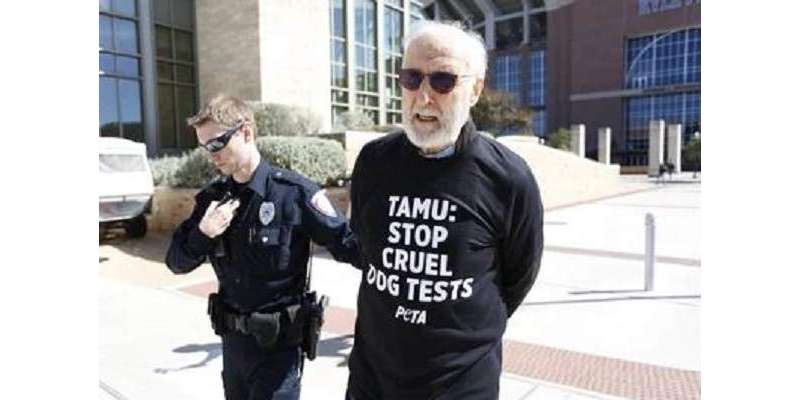 اداکار جیمز کروم ویل ٹیکساس میں جانوروں کے حقوق بارے احتجاج کرتے ہوئے ..