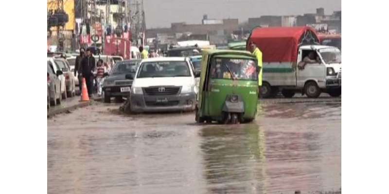 پشاورمیٹروبس منصوبے میں نکاسی آب کا نظام نہ ہونے کے باعث سڑک تالاب ..