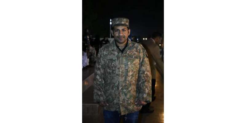 یوم پاکستان پر سرفراز احمد کا نرالہ انداز، پاک فوجی کی وردی زیب تن کرلی
