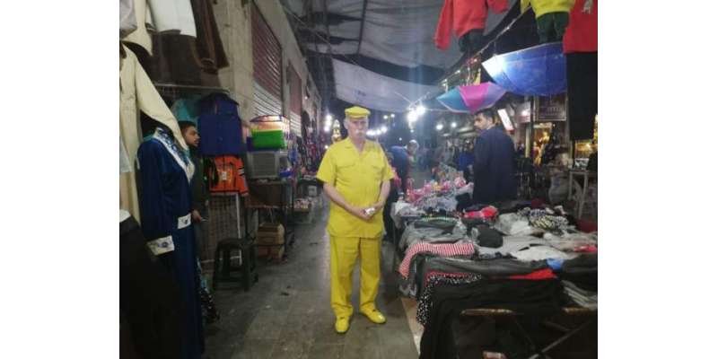 حَلب کا شہری گزشتہ 35 سالوں سے صرف پیلے کپڑے پہن رہا ہے