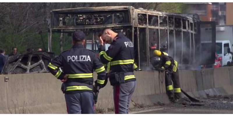 اٹلی میں بس ڈرائیور نے سکول کی بس اغواءکرکے آگ لگادی