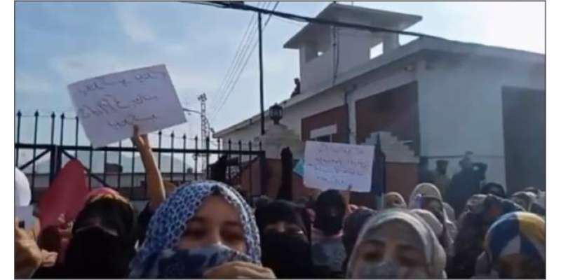صوابی کی ویمن یونیورسٹی کی انتظامیہ نے احتجاج کرنے پر طالبات کے حجاب ..