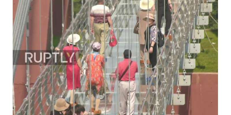 نیچے مت دیکھیں! چین  میں دنیا کے طویل ترین شیشے کے پل  پر سیاحوں کی بہادری
