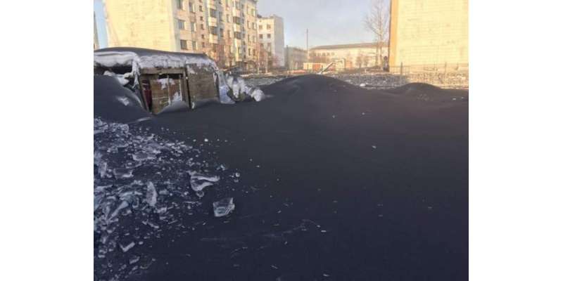 غیر معمولی آلودگی نے روس میں  برف کو سیاہ کر دیا