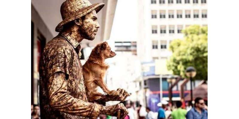 دلکش کتا اپنے مالک کے ساتھ ہر روز گلیوں میں زندہ مجسمہ بنتا ہے