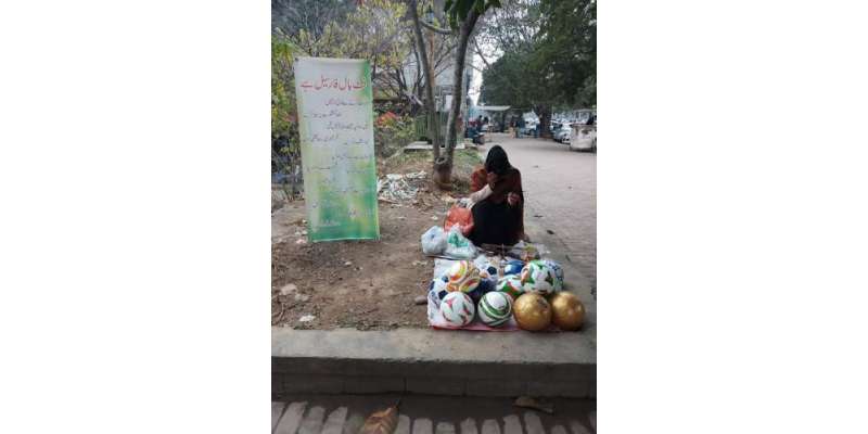 اسلام آباد میں سڑک کنارے فٹ بال فروخت کرنے والی خاتون کی تصویر وائرل