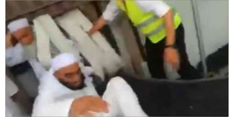 پشاور ائیرپورٹ پر آب زمزم ڈھونڈتے ہوئے حجاج لگیج بیلٹ پر چڑھ گئے