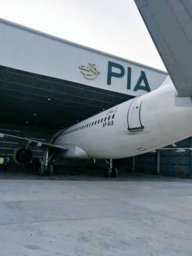 اسلام آباد ائیرپورٹ پر  آزمائش کے دوران ہینگر میں پی آئی اے کا جہاز موجود