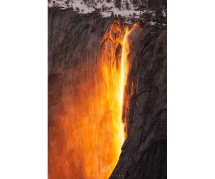 فروری کے مہینے میں قدرتی طور پر آتشی  نظارہ پیش کرنے والی انوکھی  آبشار