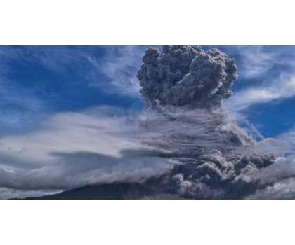 انڈونیشیا کے مشرقی جاوا صوبے میں سیمیرو آتش فشاں پھٹ پڑا،انخلاءکا ..