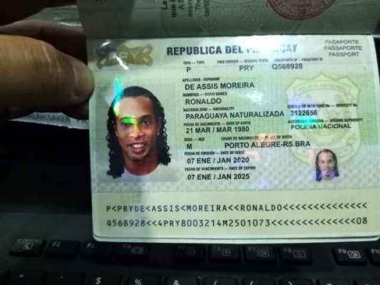 پیراگوئے: سابق فٹ بالررونالڈینو جعلی پاسپورٹ استعمال کرنے کے الزام میں گرفتار