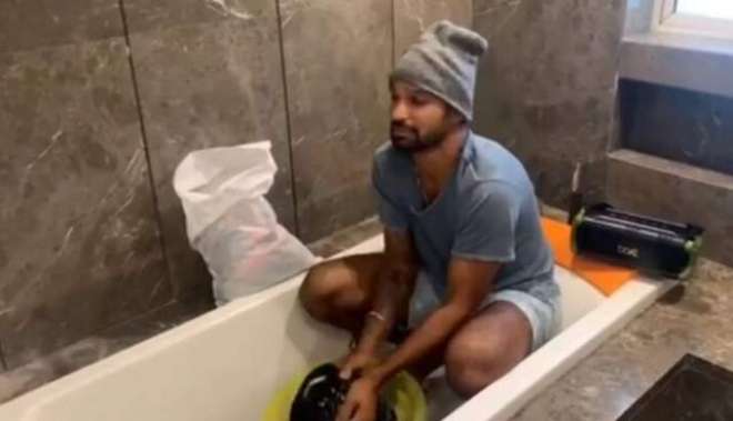 بھارتی کرکٹر شیکر دھون کی کپڑے اور باتھ روم دھونے کی ویڈیو وائرل