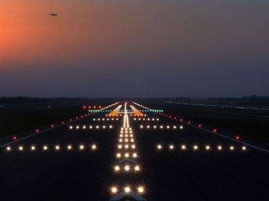 بین الاقوامی پرواز کی لینڈنگ سے قبل سیالکوٹ ائیرپورٹ کے رن وے کی لائٹس ..