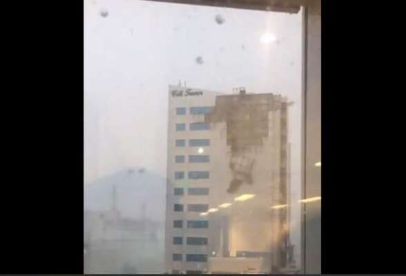 کراچی میں طوفانی بارش کے باعث بلند و بالا عمارت کو نقصان پہنچنے کی ویڈیو ..