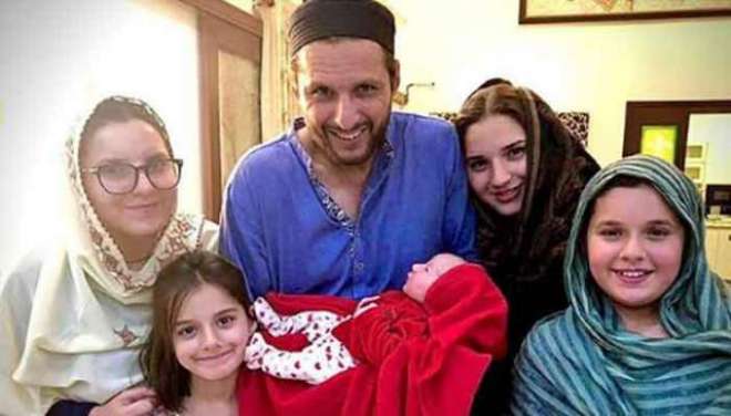 شاہد آفریدی کی پانچویں بیٹی کی پیدائش، افغان آل راونڈر راشد خان نے خوبصورت نام تجویز کر دیا