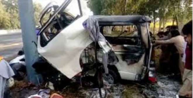 موٹروے پر بھیرہ کے قریب وین میں آگ لگ گئی،11 افراد جاں بحق