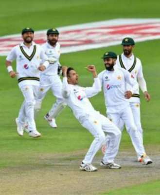 پہلا ٹیسٹ، پاکستانی بائولرز نے انگلش بلے بازوں کو جکڑ لیا