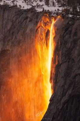 فروری کے مہینے میں قدرتی طور پر آتشی  نظارہ پیش کرنے والی انوکھی  آبشار