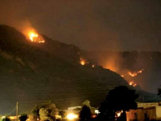 وفاقی دارالحکومت اسلام آباد کے پہاڑوں پر آگ بھڑک اٹھی