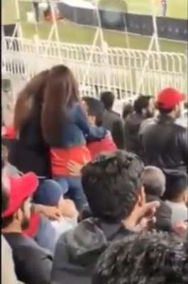 راولپنڈی سٹیڈیم میں میچ کے دوران لڑکے اور لڑکی کے رومانوی لمحات کیمرے کی آنکھ میں محفوظ