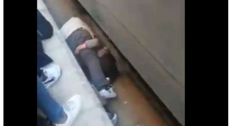 باپ نے خود کو ٹرین کے نیچے پھینک کر بیٹی کی جان بچا لی، ویڈیو وائرل