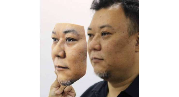 یہ جاپانی اپنے چہرے کے  تھری ڈی ماسک سے آن لائن میٹنگز میں دوسروں کو بے وقوف بنا دیتا ہے