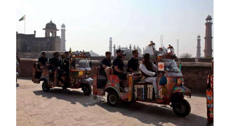 پاکستان کے دورے پر آئی ہوئی ایم سی سی کیم ٹیم اور مینجمنٹ کاشاہی قلعہ کا دورہ