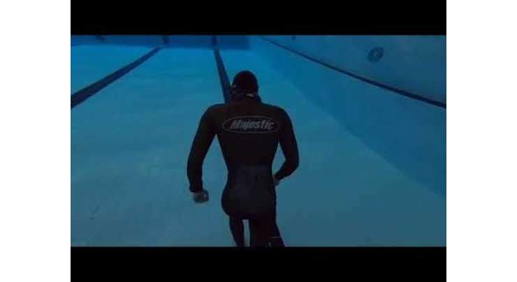 غوطہ خور نے زیر آب 328 فٹ چہل قدمی کر کے  نیا عالمی ریکارڈ بنا لیا