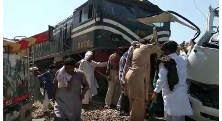شیخوپورہ ، پھاٹک پر کوسٹر بس ٹرین کے ساتھ ٹکرا گئی،  سکھ فیملی کے 19 افراد ہلاک ، 8 افراد زخمی